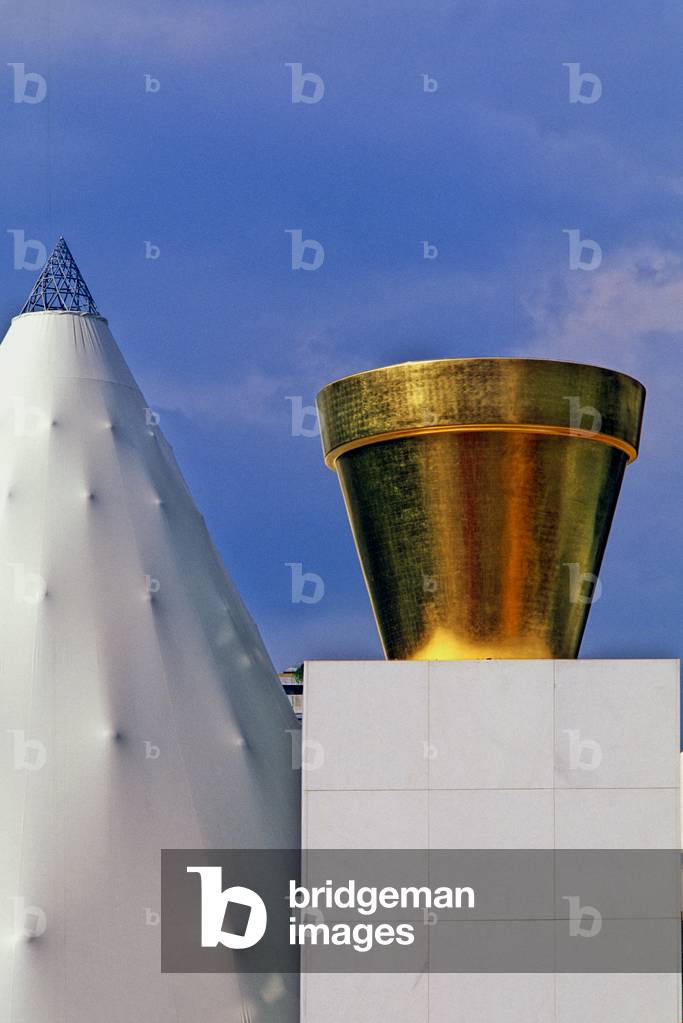 Jean Pierre Raynaud's “Pot dore” (1998) on the square of the Centre Pompidou, inaugurated in 1977, it houses the Musee National d'art moderne, Centre de Creation industrielle, the department of cultural development and the Bibliotheque publique d'information (BPI), Paris 4th arrondissement. Photography 10/05/98.