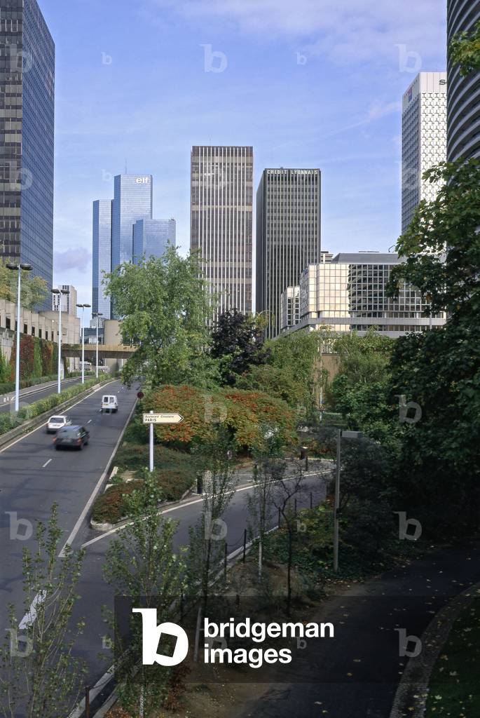 Tours to the Defense (Hauts de Seine) with the circular boulevard in the foreground.