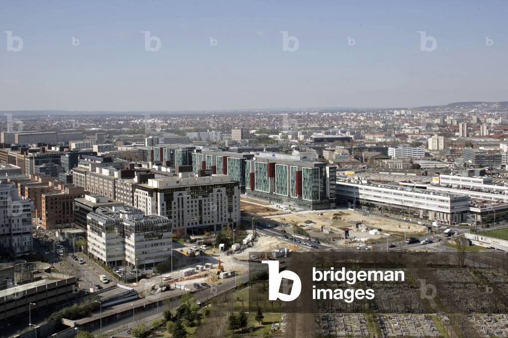 Urban layout, the Terrasse de Nanterre and Puteaux (Hauts de Seine). It was not until the end of the 1990s that a real project to rehabilitate the entire territory linking the Arche to the Seine was evoked. In 2000, a Seine-Arche public facility (EPASA) was created under the supervision of the Ministry of Equipment. Its mission: to rehabilitate a 124 ha territory between the Grande Arche and the Seine declared of national interest, which will thus complete the historical axis of Le Notre (Louvre, Tuileries, Concorde, Champs-Elysees, Arc de Triomphe, Grande Arche). In November 2002, the project “Les Terrasse de Nanterre”, by urban planners Treuttel-Garcias-Treuttel, was chosen. It aims to transform three kilometres of vacant terrain, segmented by noisy road and rail infrastructures, into a humanise, green and economically dynamic space. A program that remains respectful of the popular identity of Nanterre: 40% of the dwellings built will be devoted to social housing. Photography 14/04/07.
