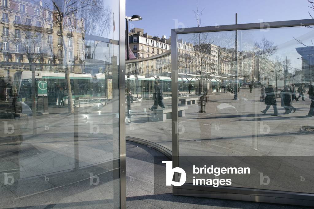 Plastic intervention: Installation of Dan Graham, 2007, Porte de Versailles in Paris 75015.Photography 10/02/07