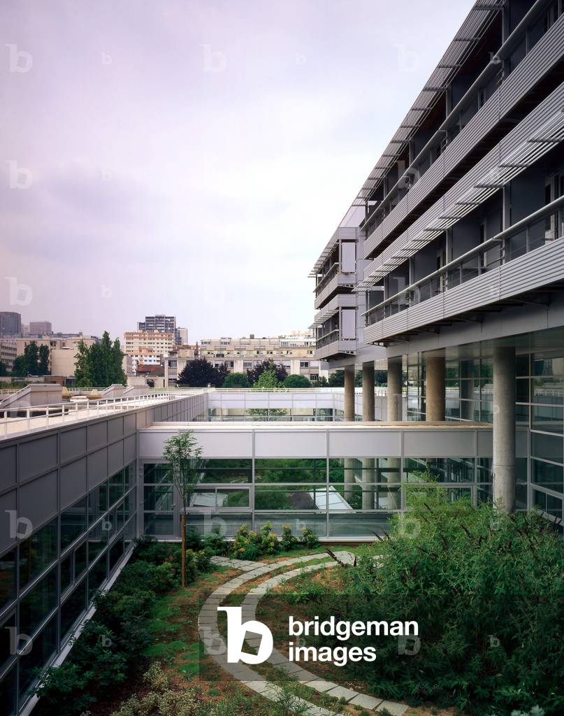 The building Tete of the hospital Pie Salpetriere, 46 boulevard Vincent Auriol in Paris 75013. Realisation 1988-1996, architect Pierre Riboulet. Photography 10/07/96.