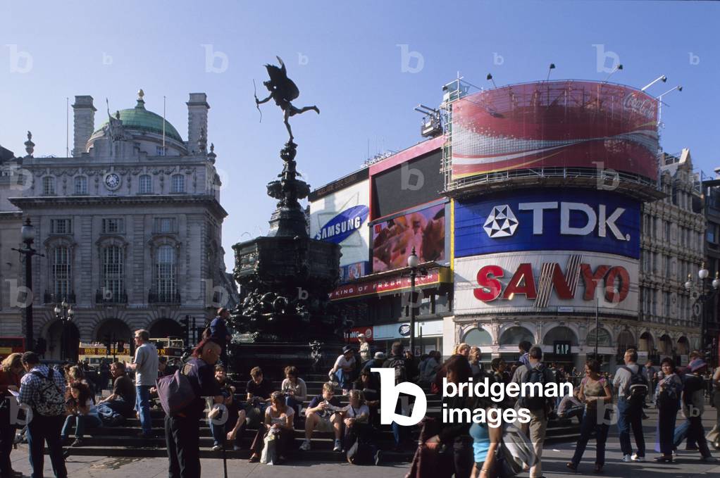 Picadilly Circus to London (Great Britain).