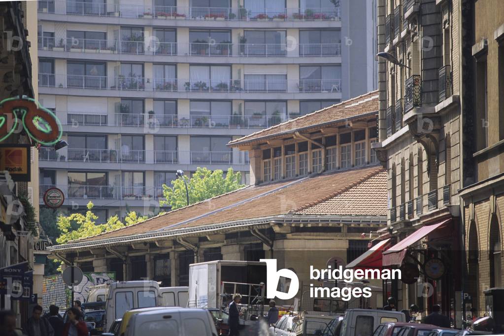 Marche d'Aligre in Paris. Between the faubourg Saint Antoine and the rue de Charenton, the Marche d'Aligre is located. In the 18th century it subsidized the food needs of the large population of the faubourg, made up of artisans of the ebenisterie and its adjacent metiers.