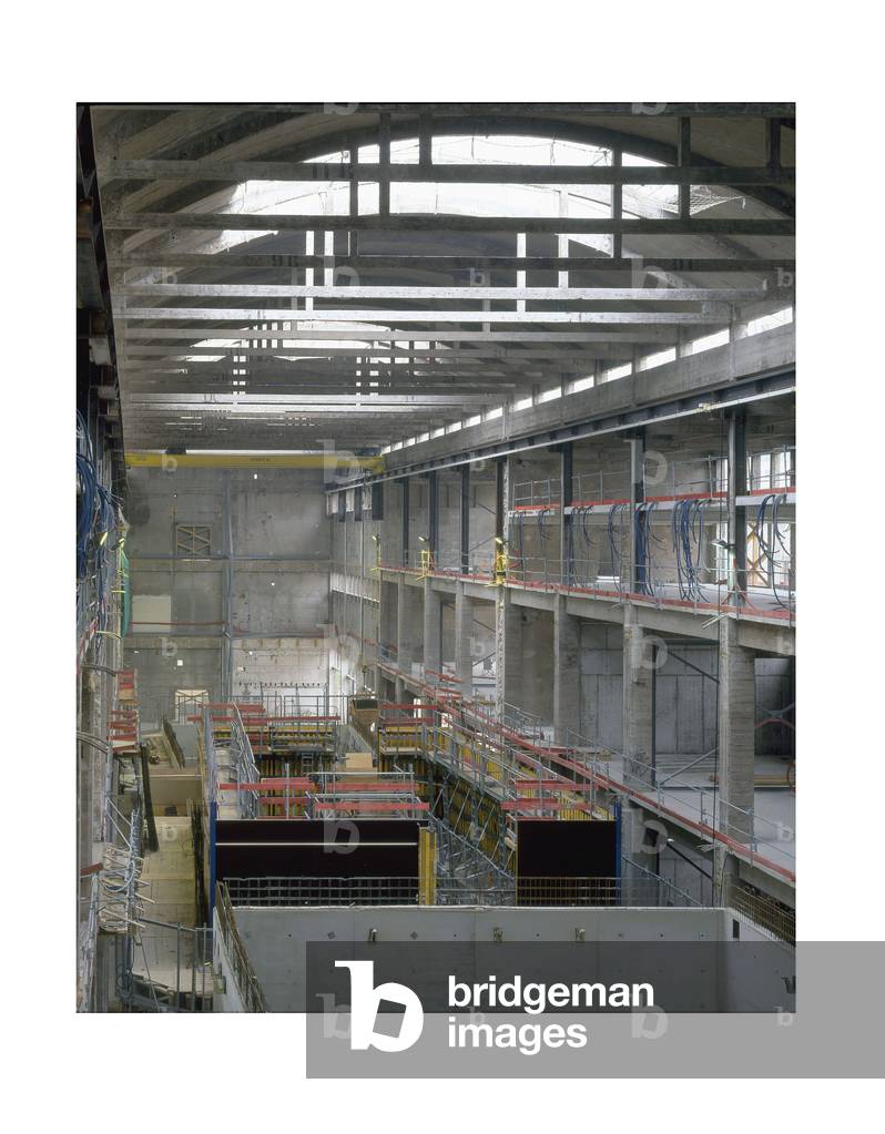 Conversion of the Halle aux Flours in Paris 13th arrondissement. Built in 1950 by Denis Honneger, pupil of Auguste Perret, to receive from the 2006 rent the UFR of physics and chemistry. Under the leadership of Nicolas Michelin, creation in 2004, of thirteen amphitheatres and twenty-six classrooms. Photography 2005.