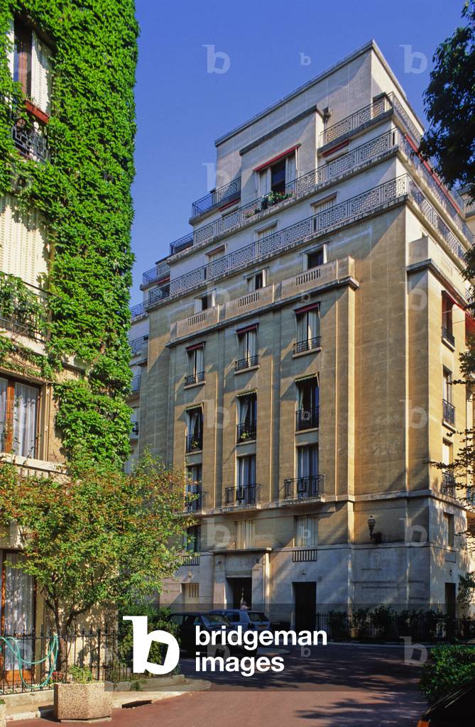 Accommodation, Square Charles Pathe a Paris 75016. Construction 1928, architect Pierre Patout (1879-1965).