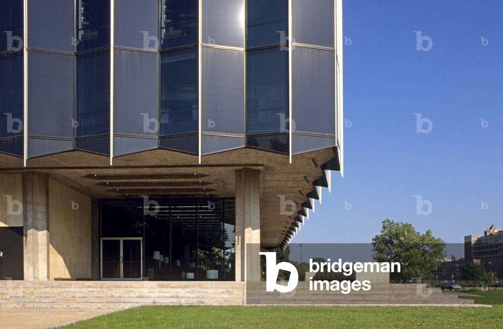 University of Law on Chicago University Campus, between Blackstone and Cottage Grove Avenues and East 55th and East 60th Streets in Chicago, USA. Construction 1960, architect Eero Saarinen. Photography 12/04/90.