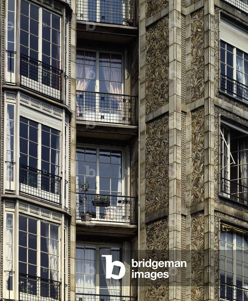 Accommodation, 25 bis rue Franklin, Paris 75016. Construction 1903-1904, architects Auguste (1874-1954) and Gustave (1876-1952) Perret. The facade is covered with red tiles with floral designs inspired by Art Nouveau.