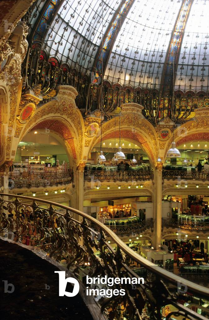 Les Galeries Lafayette, 38-46ae boulevard Haussmann, Paris 9e. The owners Alphonse Kahn and Theophile Bader entrusted the architect Georges Chedanne in 1906 with the construction of a new stone building. And in view of the success of this new concept, Ferdinand Chanut extended the building in 1910.