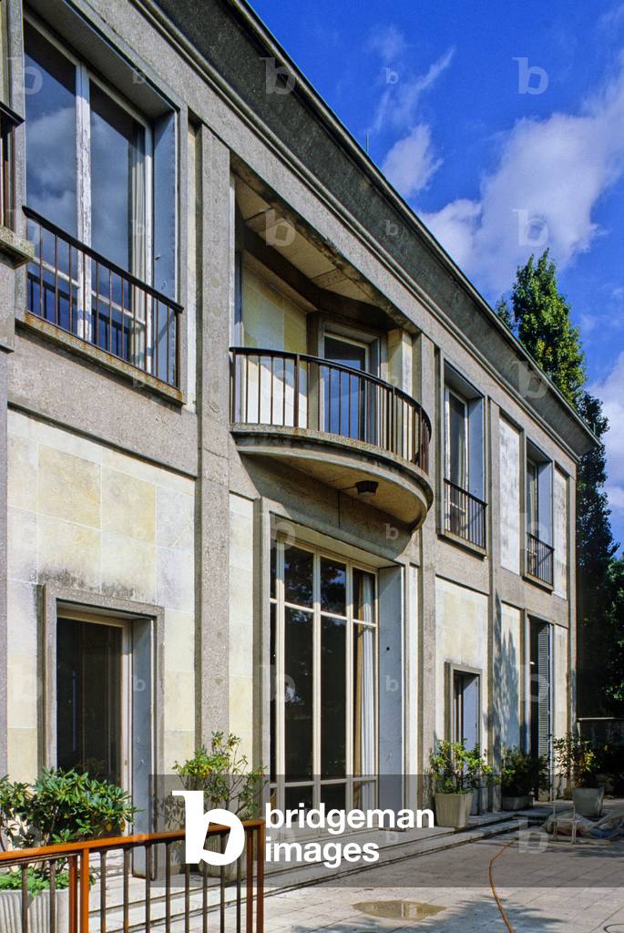 The villa Nubar Bey in Garches (Hauts de Seine). Construction 1931-1932, architects Auguste and Gustave Perret. Large Villa built for an Egyptian minister, Nubar Bey Pasha. Made of concrete weapon and Burgundy stone, the villa overlooks a terraced garden of which only remains a small part of the original trace. Photography 20/05/89.
