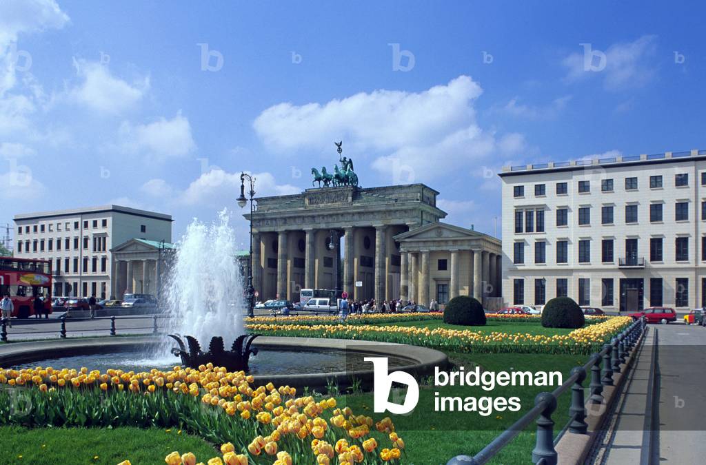 The Brandenburg Gate (1788-1791, architect Karl Gotthard Langhans) and the Pariser Platz, Mitte district in Berlin (Germany). Photographei 15/10/03.
