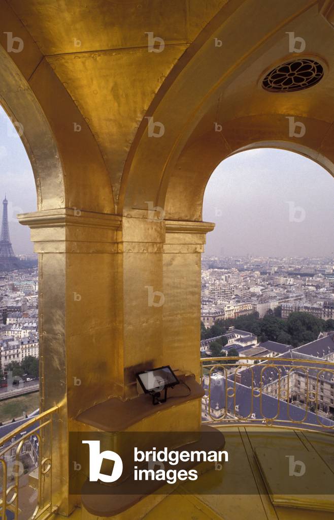 Dome des Invalides in Paris 75007. Architecture by Jules Hardouin Mansart and Liberal Bruant, 1679-1708. One of the masterpieces of 18th century French architecture. The dome des Invalides built by Hardouin Mansart was designed for the exclusive use of the Sun King. Besides the tomb of Napoleon I, it houses the graves of other great soldiers.