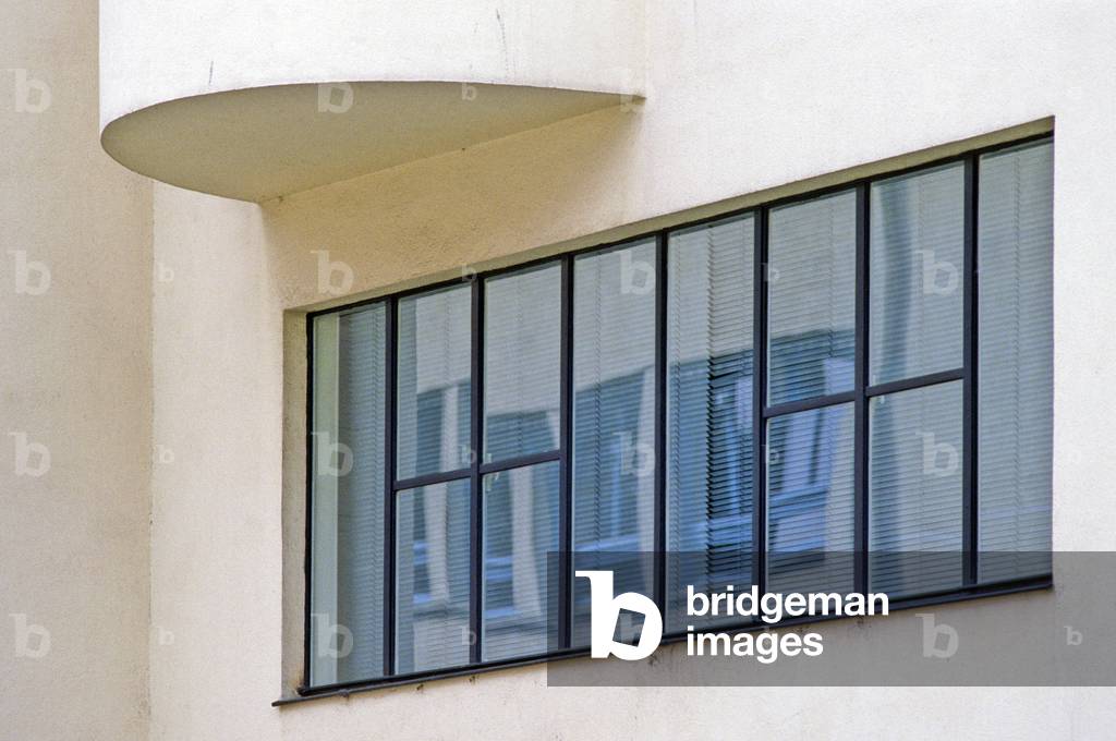 Villa Bomsel, 12 rue Rene Aubert in Versailles (Les Yvelines). Construction 1924-1925, architect Andre Lurcat (1894-1970). Villa commissioned by art collector Emond Bomsel. In the humid basement of Versailles, the residence is oversized, the ground floor being reserved for the car garage, the services and the rooms of the servants. The construction is made of concrete weapon, the sobriete and the rigor of the proportion of this villa make it a manifesto of the international movement; Photography 30/04/88.