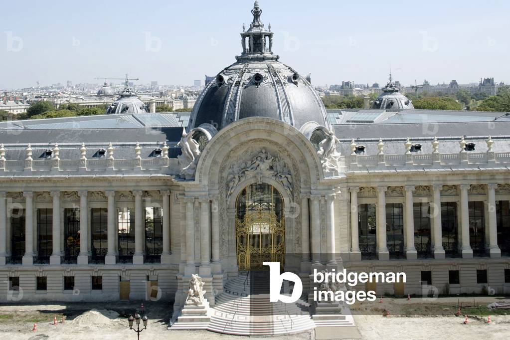 Le PeuPalais, avenue Winston Churchill, Paris 8th arrondissement. The building was built for the 1900 Universal Exhibition, by architect Charles Girault (1851-1932). It now houses the Musee des Beaux Arts of the City of Paris, which includes many works of Antiquite in the 19th century. Photography 25/08/05.