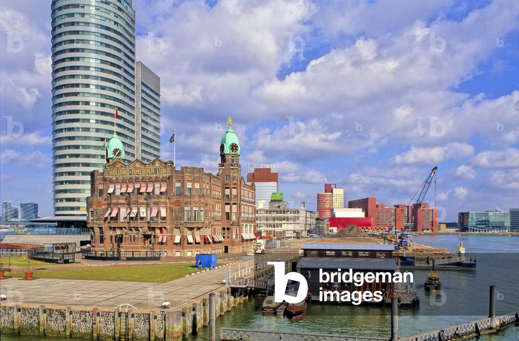 The port of Rotterdam, Netherlands (Netherlands) is the first European port and is located at the mouth of the Meuse and the Rhine.