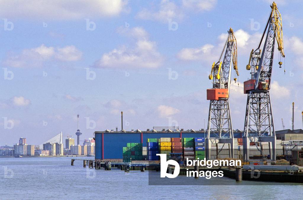 The port of Rotterdam, Netherlands (Netherlands) is the first European port and is located at the mouth of the Meuse and the Rhine.