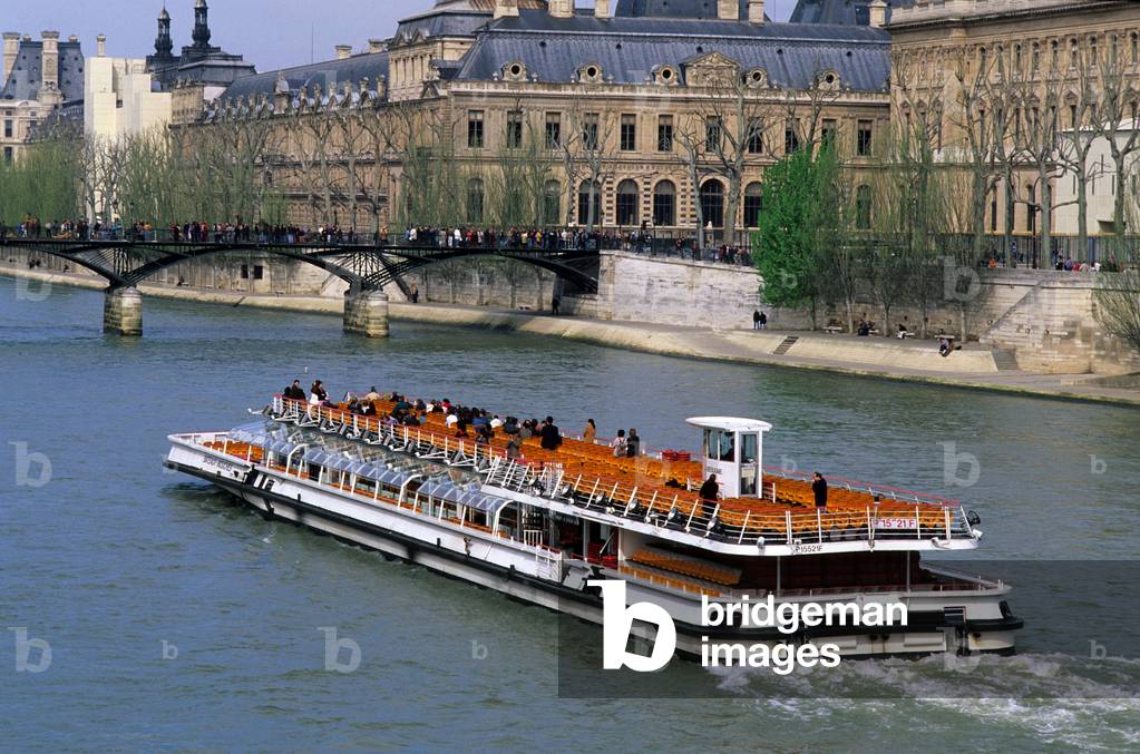 Pont des Arts Pont des Arts, Paris 6th arrondissement, reconstruction in 1981 by Louis Arretche. The Passerelle des Arts, the first iron bridge in Paris, had the mission of joining the Institut de France and the Louvre, which was then called the Palais des Arts. Reserved for pawns, it was built from 1801 to 1804. It initially consisted of nine arches. Following numerous river accidents, its reconstruction was decided in 1981 but two arches were removed to line them up on the Pont Neuf.