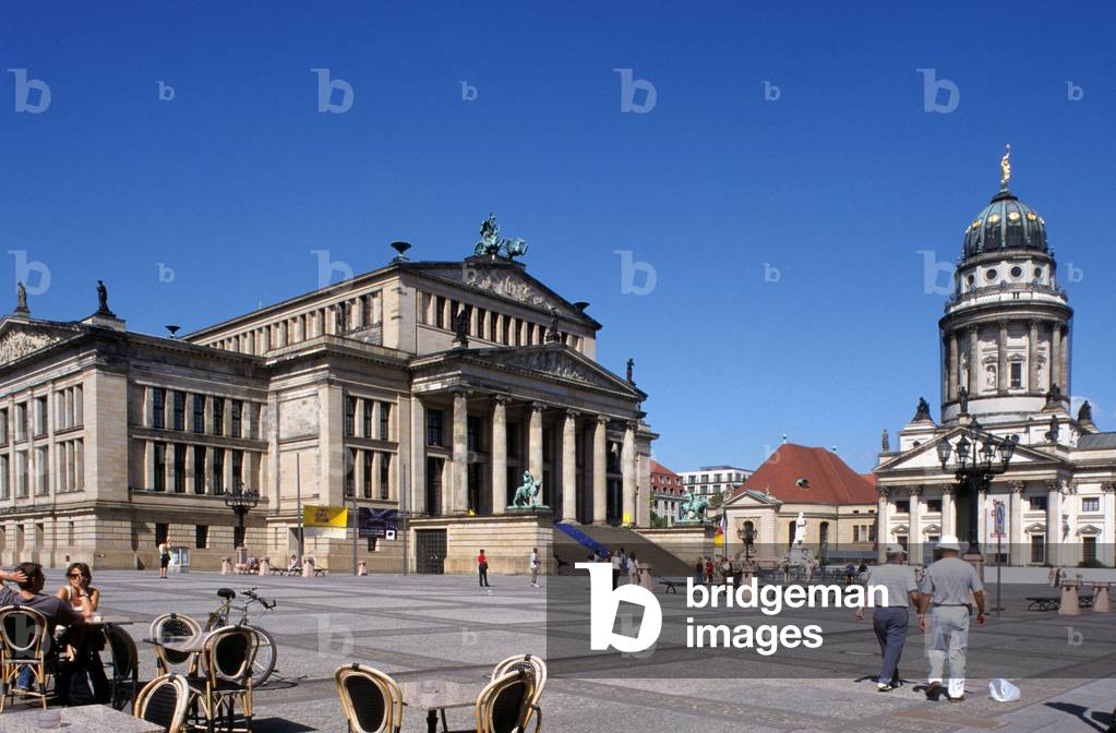 The Konzerthaus (1821, architect Karl Friedrich Schinkel (1781-1841)) and the French cathedral (or temple of the Friedrichstadt on Gendarmenmarkt Square in Berlin (Germany). Photography 15/08/03.