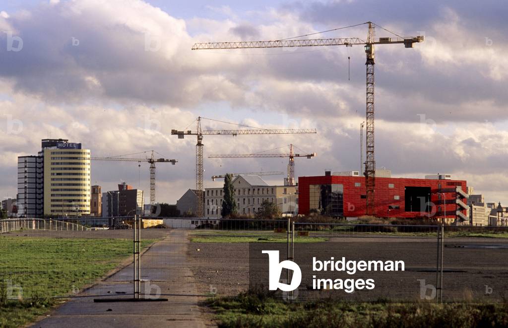 The restoration of the Potsdamer Platz in Berlin (Germany). Infobox, construction 1995, architects Schneider and Schumacher. Photography 01/10/95.