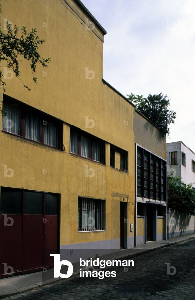 An artist's villa, Villa Seurat in Paris. Impasse privee lotie in the 30s to receive workshops of artists close to Montparnasse. A large number of villas are from Andre Lurcat and date back to 1924.