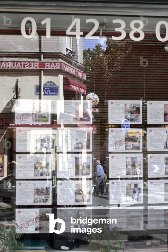 Showcase of a real estate agency in Paris. Photography 25/08/07.