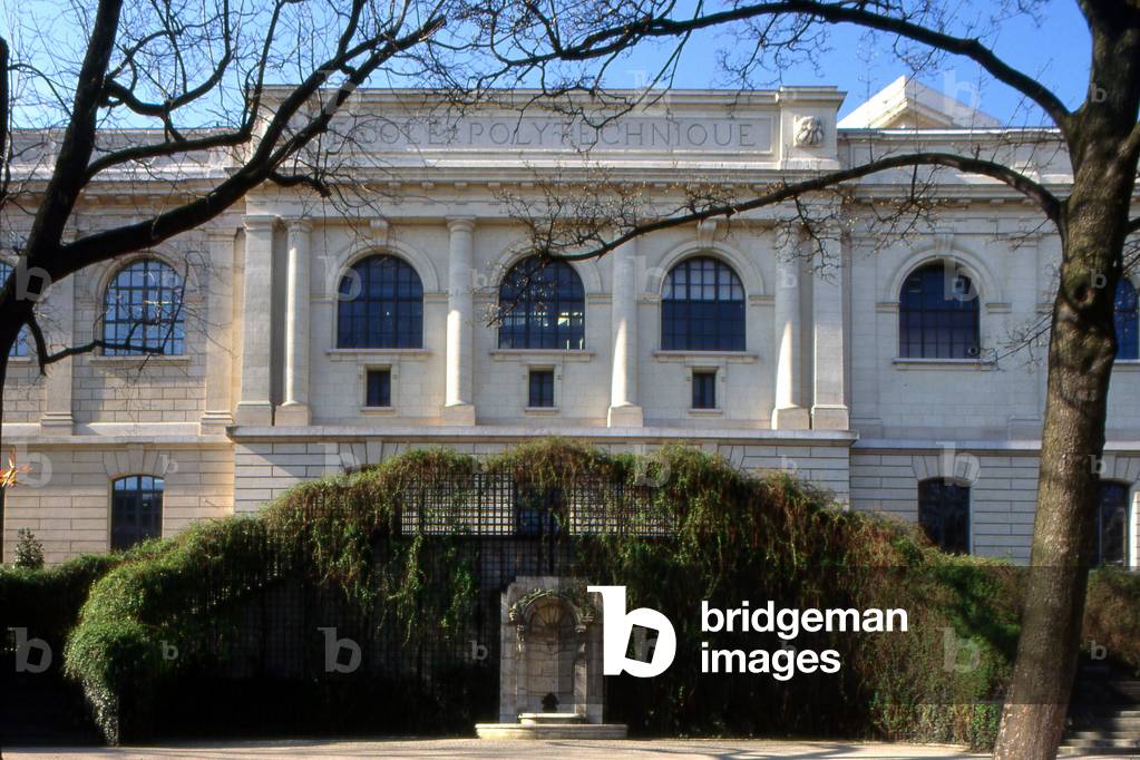 L'Ecole polytechnique, 1 rue Descartes in Paris 75005. From its creation in 1794, the school, which took the name of Polytechnique in September 1795, was thus clearly defined. She must give her students a solid scientific training, based on mathematics, physics and chemistry, and train them to enter the special schools of the public services of the State, such as the school of application of artillery and genie, the school of mines or that of Ponts et Chaussees. To take over the students judges who were too indisciplinary outside, Napoleon decided to take over them by imposing a military regime on them in 1804. They set them up on the Sainte Genevieve Mountain, in the premises of the College of Navarre and the College of Boncourt. Place they will not leave until 1976.