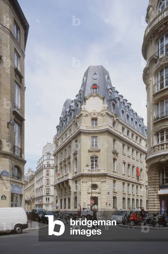 Corner building of Rue Reaumur and Rue d'Aboukir, Paris 2nd arrondissement. Photography 05/05/02.