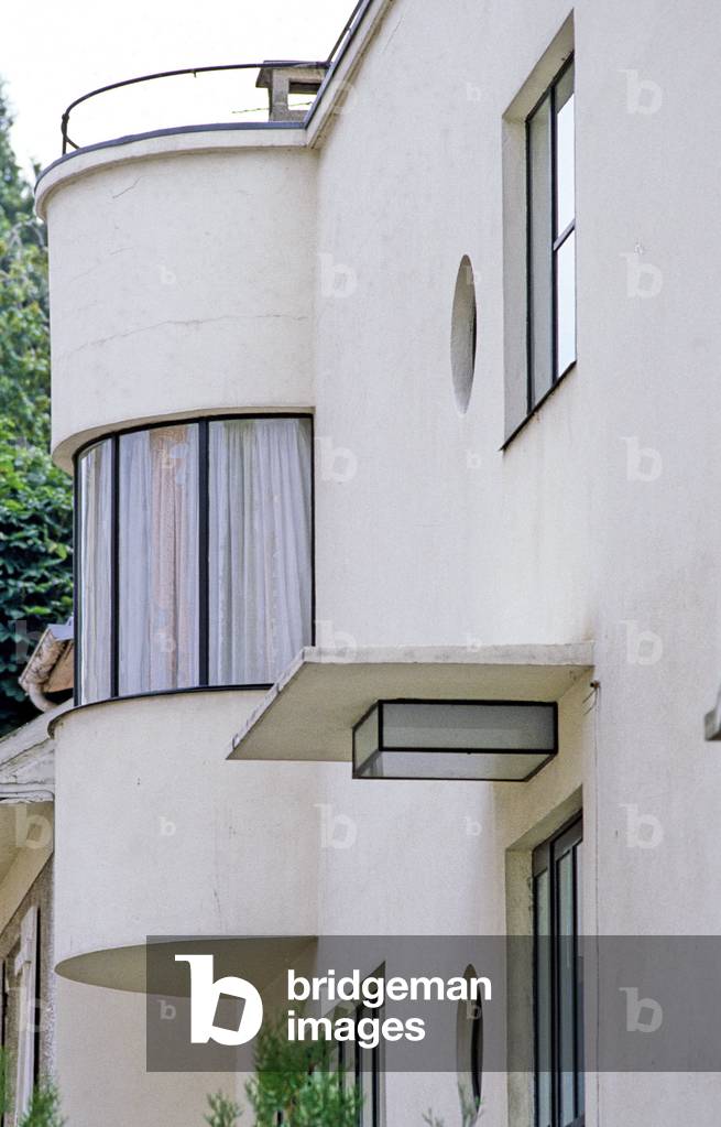Villa Bomsel, 12 rue Rene Aubert in Versailles (Les Yvelines). Construction 1924-1925, architect Andre Lurcat (1894-1970). Villa commissioned by art collector Emond Bomsel. In the humid basement of Versailles, the residence is oversized, the ground floor being reserved for the car garage, the services and the rooms of the servants. The construction is made of concrete weapon, the sobriete and the rigor of the proportion of this villa make it a manifesto of the international movement; Photography 30/04/88.