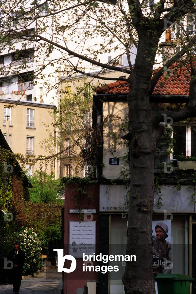 L'allee des artistes, avenue Maine Montparnasse in Paris 15th arrondissement.