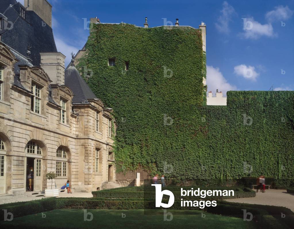 L'Hotel de Sully, 62 rue Saint-Antoine (Saint Antoine), Paris 4. Architecture by Jean Androuet du Cerceau (1585-1649), 1625-1630. The hotel de Sully was built between 1625 and 1630 by the master macon Jean Notin, on plans of Jean I Androuet du Cerceau, for the financier Mesme-Gallet. Sully became owner on 23 February 1634. He lived there and passed it on to his family. Henri IV's Superintendent of Finance will lavishly decorate his new home, without staying there assiduously. The hotel was sold to Benoit Turgot de Saint-Clair in 1752, before becoming the property of the family of Boisgelin 1771. Today it houses Monum, the former National Historic Monument Fund.