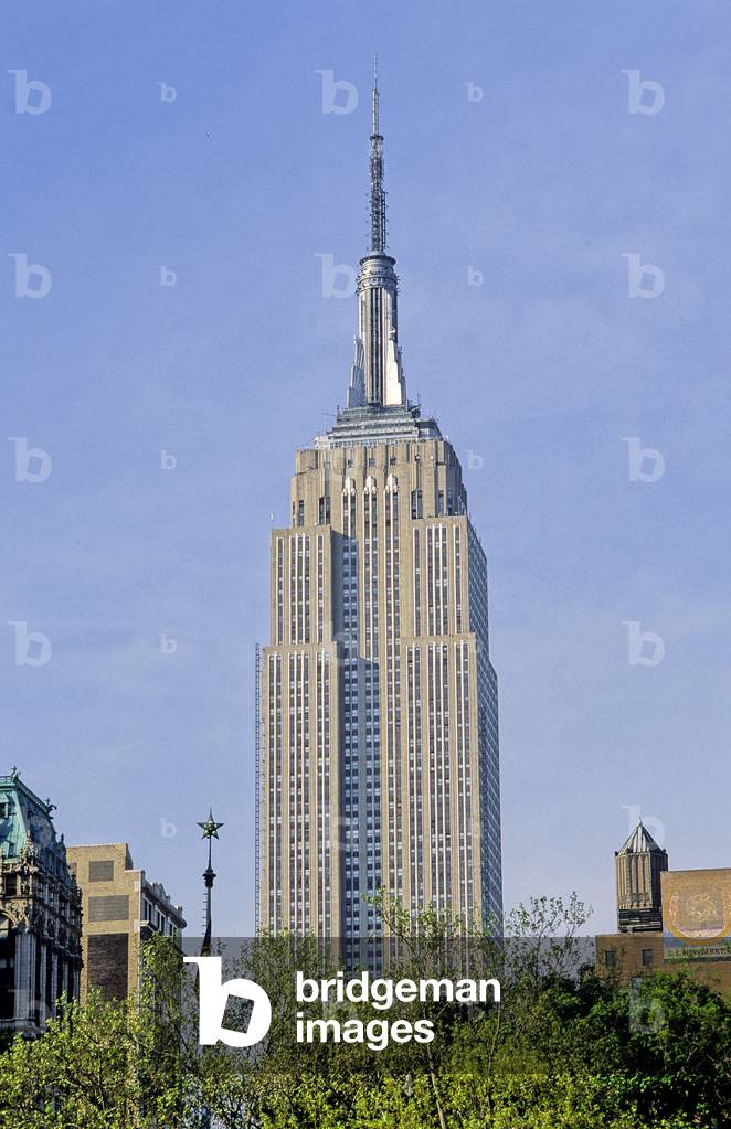 The Empire State building, 350 5th street in Manhattan, New York (United States). Art Deco skyscraper designed by Shreve, Lamb & Harmon Associates and whose construction was completed in 1930. Until the construction of the three towers of the World Trade Center, this skyscraper was the highest in New York. Since the 9/11 attack, the Empire State Building is once again the tallest building in the city. Photography 10/04/03.