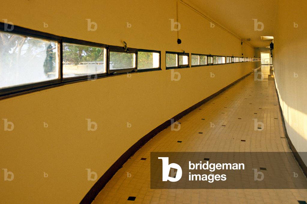 Hotel Latitude 43 in Saint Tropez (Var). Architect Georges Henri Pingusson (1894-1978), 1931-1933. Long white concrete bar, this 110-room old hotel dominates the city. Since 1998, this very symbolic place of the modern movement has become a co-ownership of individual accommodations.