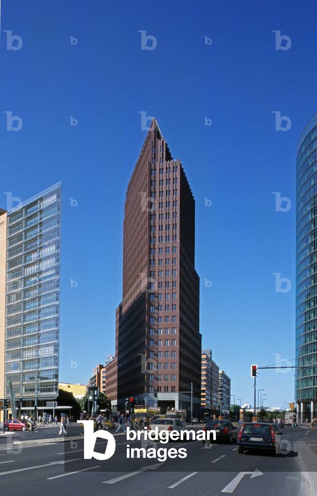 Commercial and office building on the Potsdamerstrasse in Berlin (Germany). Architect Hans Kollhoff, 1994-1999. Photography 15/08/03.