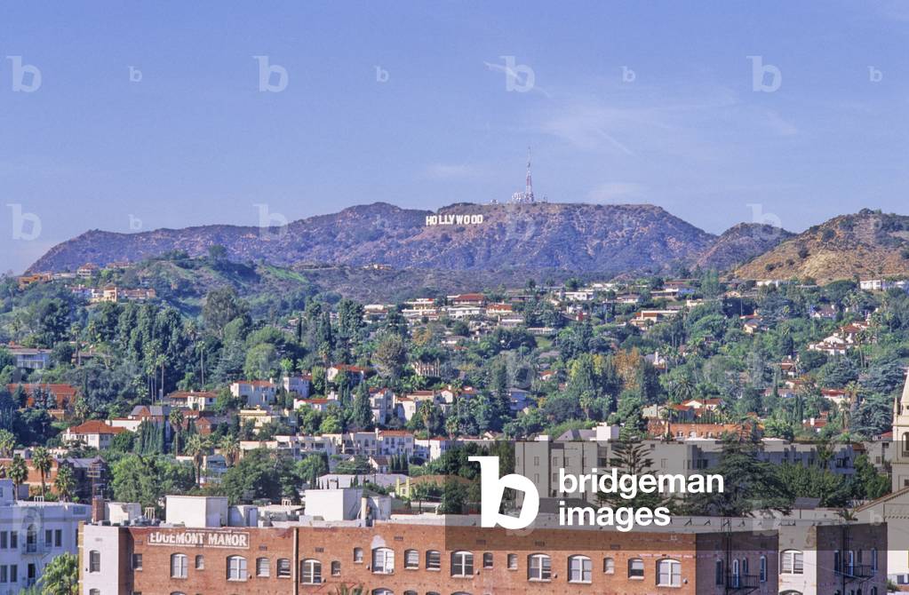 The Los Angeles periphery with Mount Cahuenga in the background above Hollywood (California, USA). In the background, the Hollywood sign was a historic monument. Visible has miles from many points of Los Angeles, it is not accessible to the general public. Built in 1923, the letters are 23 metres high and at that time advertised a real estate program.