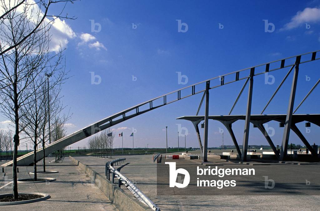 Le peage d'Eprunes in Melun, Seine et Marne (Seine-Et-Marne), region Ile-de-France (Ile de France). Architecture by Marc Mimram, 1995.