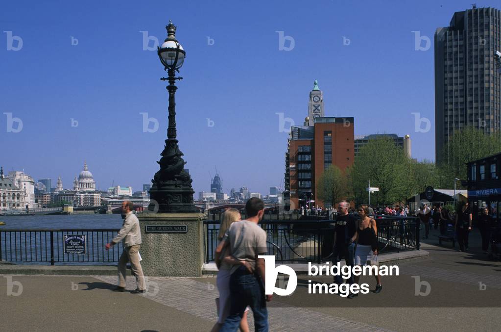 Waterloo Bridge to London (United Kingdom).