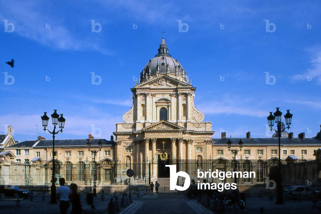 Eglise Notre Dame du Val de Grace (1624-1669) in Paris. The church is the fruit of the wish of Queen Anne of Austria to raise a beautiful temple to God if he sent her a son. After twenty-three years of marriage, in 1638, the future Louis XIV was born, who laid the first stone on 1 April 1645 and the construction ended at the end of the 1660s with sculptural and pictorial decoration. The works were first entrusted to Mansart, to which Le Mercier was succeeded, having worked notably at the Hotel de St Aignan and the Bibliotheque of Mazarin, and then Le Muet, who attended Le Duc. In 1649, the disturbances of the Fronde led to a long interruption of work, which did not resume until 1655. Photography 10/08/98.