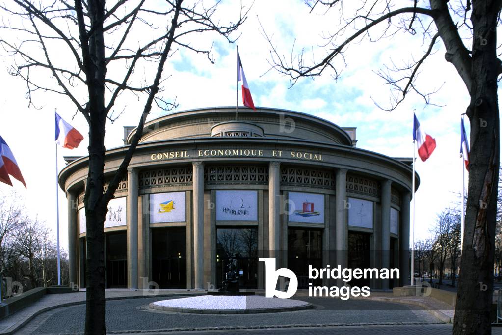 The Economic and Social Council in Paris. Construction 1937-1946, architects Auguste (1874-1954) and Gustave (1876-1952) Perret. Originally, the Museum of Public Works was to be created for the 1937 Universal Exhibition on Chaillot Hill. In fact, its construction did not begin until January 1937. It will suffer delays due to the Second World War. This anthem to concrete has been home since 1959 to the Economic and Social Council, established by the 1958 Constitution promulgated by General de Gaulle.