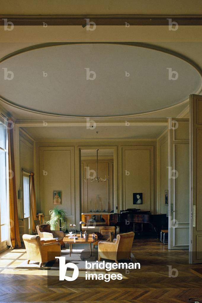 The villa Nubar Bey in Garches (Hauts de Seine). Construction 1931-1932, architects Auguste and Gustave Perret. Large Villa built for an Egyptian minister, Nubar Bey Pasha. Made of concrete weapon and Burgundy stone, the villa overlooks a terraced garden of which only remains a small part of the original trace. Photography 20/05/89.