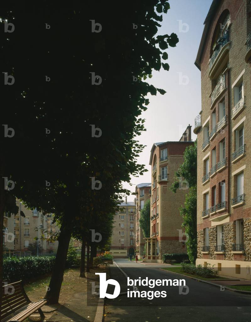 Cite Cartault, HBM 4 and 29 rue Cartault in Puteaux (Hauts de Seine). Architects Auguste Labussiere and Reby, realisation 1922-1925. Photographie 1995, published in Housing social dans les Hauts de Seine, Topos number 14-15, editions CAUE 92.