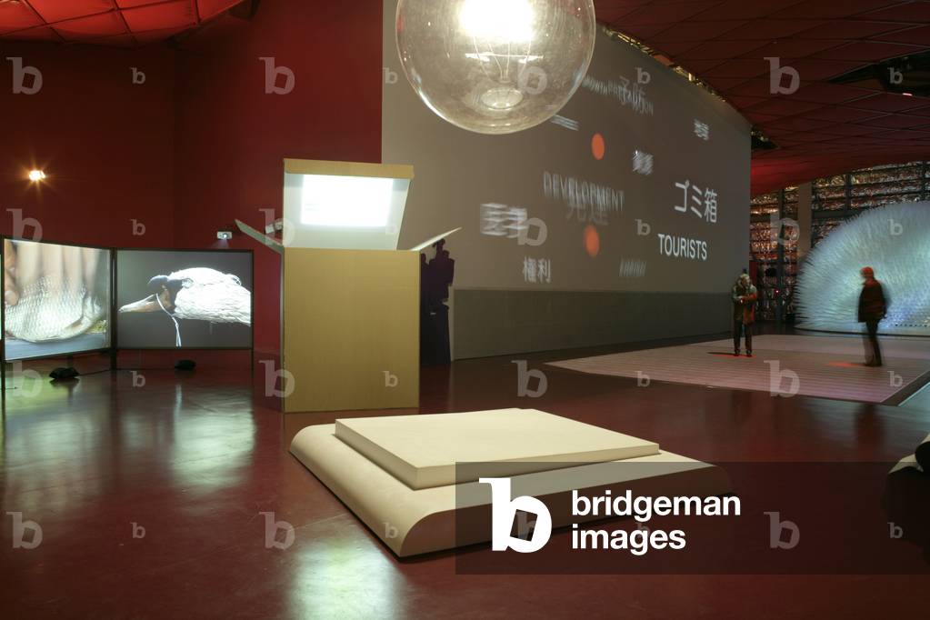 The island of Reel in Chalon sur Saone, dedicated to the Toyota factory in Valenciennes, in the French pavilion of the Aichi World Exposition in Japan, 2005. The artist Lilian Bourgeat has suspended a gigantic light bulb of 50 meters in diameter that only lights up under the combined push of several visitors. At the origin of this project, the city of Chalon sur Saone, which has partnered with a non-governmental organization, W.W.F, the agency for the environment and the management of energy as well as the house of the environment to demonstrate that at the scale of a territory it is possible to reduce greenhouse gas emissions more efficiently than do not provide for this in the Kyoto agreements.