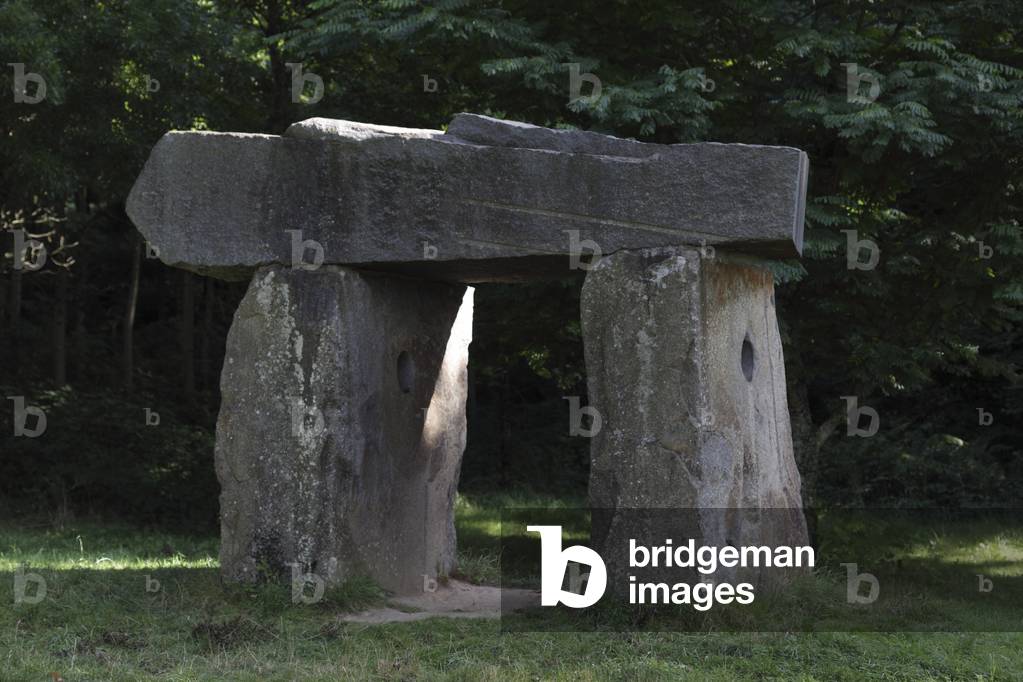 Porte vue, 1987 by Keith Sonnier, Sculpture Park. Centre d'art contemporain, Domaine de Kerguehennec, in Bignan (Morbihan, Brittany). Photography 13/08/09.