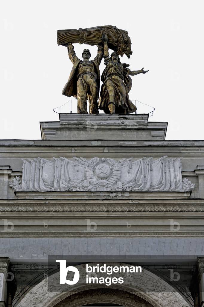 Detail of the Triumphal Arch of the Park of the Republics of the former Sovietic Union (VDKNH), Moscow (Russia)