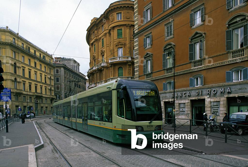 A tram in Rome, Italy. Photogrpahie 15/01/00.