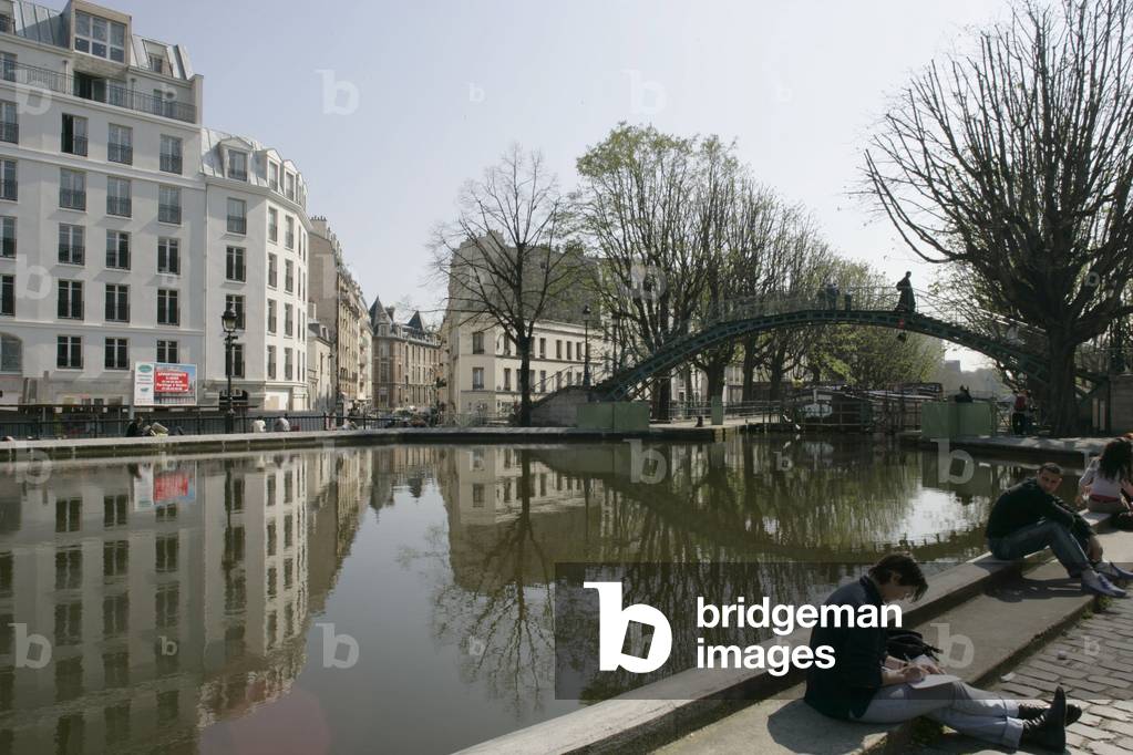 Canal Saint Martin in Paris 10th. Inaugurated in 1825, the Saint Martin Canal connects the basin of the Villette with the Seine. It has 9 locks and 2 turntables. Photograph 2005.