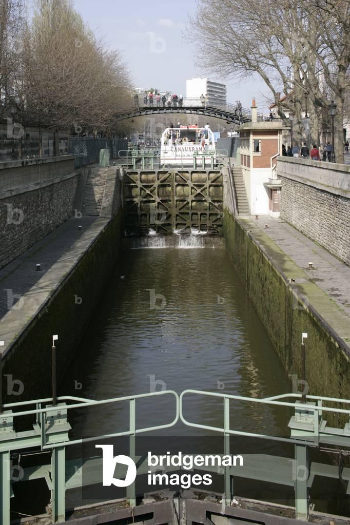 Canal Saint Martin, Paris 10th. Inaugurated in 1825, the cananl connects the basin of the Villette to the Seine. It has 9 locks and 2 turntables. Photography 2005.