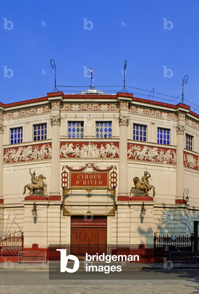 Le Cirque d'hiver, 110 rue Amelota Paris 75011. Architect Jakob Hittorff (1792-1857), 1852. Finished a week after the coup, the circus became the circus Napoleon. Built for Louis Dejean, this cirquesitue near the grand boulevards and theatres that attracted a large audience at that time. The decoration is inspired by Greek architecture. The entrance is decorated with two cast iron statues that announce the equestrian vocation of the place.
