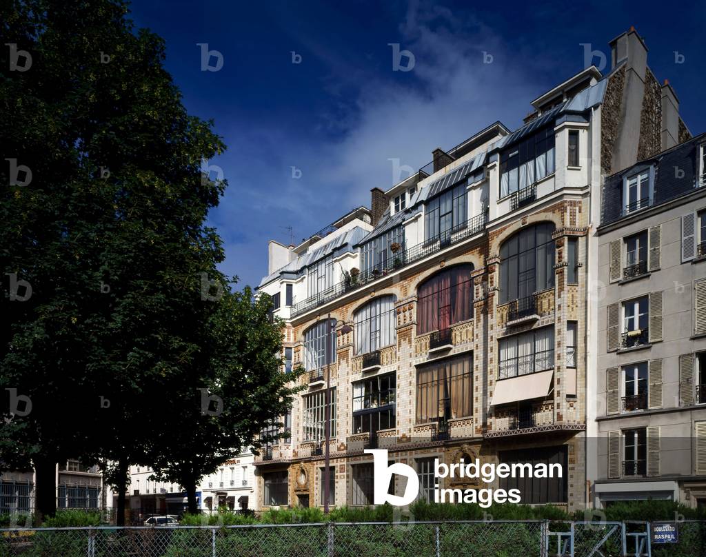 Artist workshop, 31 rue Campagne 1ere in Paris 14th arrondissement. Construction 1911, architect Andre Arfvidson (1870-1935), Gres d'Alexandre Bigot (1863-1927). Building prizes at the contest of facades in 1911 with the systematic appearance of duplex.