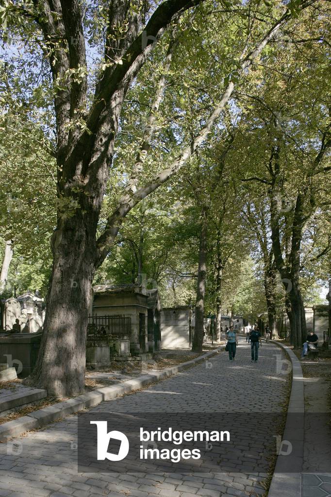 The cemetery of the Pere Lachaise in Paris 20th. Opened around 1804 on a land formerly owned by the Jesuit. The architect Alexandre Theodore Brongniart conceived the plans of 1810. Many artists worked at Pere Lachaise in the first half of the 19th century. With an area of almost 44 hectares, it has nearly 70,000 monuments. Photography 06/06/05.