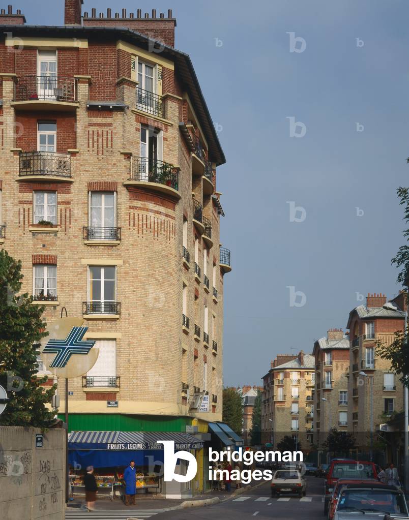 Cite Cartault, HBM 4 and 29 rue Cartault in Puteaux (Hauts de Seine). Architects Auguste Labussiere and Reby, realisation 1922-1925. Photographie 1995, published in Housing social dans les Hauts de Seine, Topos number 14-15, editions CAUE 92.