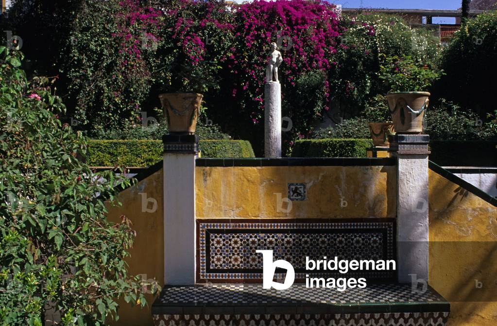 La Casa de Pilatos (1540), Quartier Santa Cruz in Seville (Spain). Finish in the first third of the 16th century, this palace, owned by the Duke of Medinaceli, combines in an astonishing way mudejar art, flamboyant Gothic and Renaissance art. According to popular belief, this palace is the reproduction of Pontius Pilate's palace in Jerusalem. Photography 10/03/97.